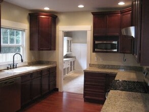 518 W Pioneer Ave in Puyallup, WA - Building Photo - Building Photo