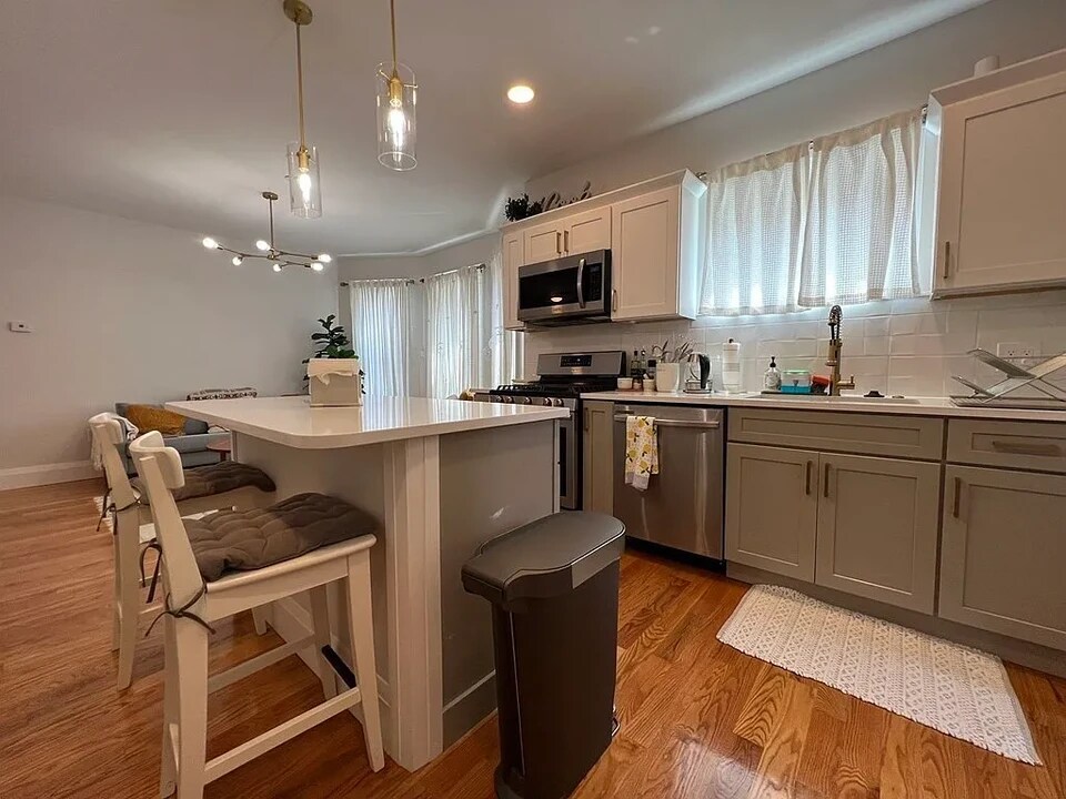 849 Cummins Hwy, Unit 1 in Boston, MA - Building Photo