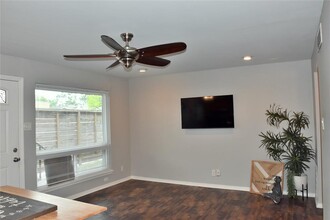 1529 Wirt Rd in Houston, TX - Building Photo - Building Photo