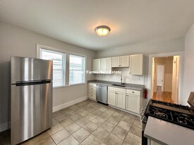 69 Raymond Ave, Unit 1R in Somerville, MA - Building Photo