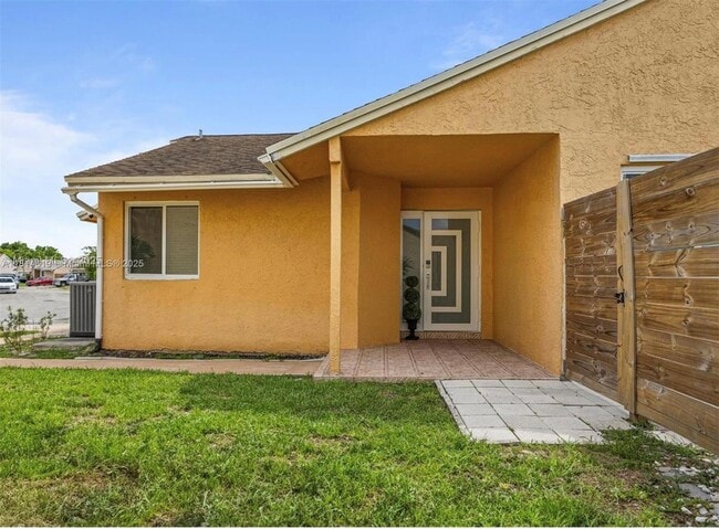 11041 SW 11th Ct in Pembroke Pines, FL - Building Photo - Building Photo