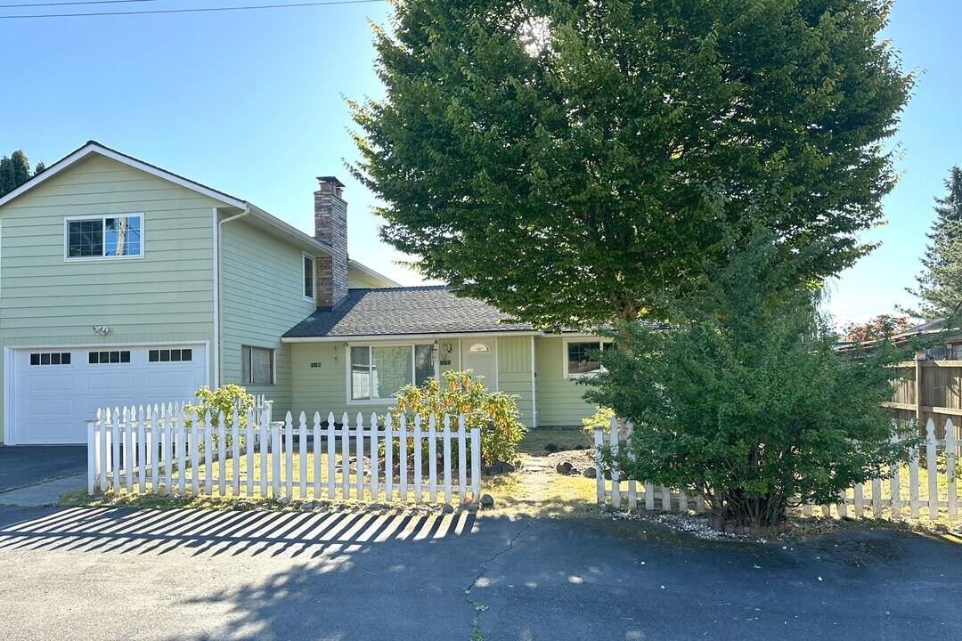 16105 53rd Ave W in Edmonds, WA - Building Photo
