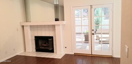 3075 E Hillcrest Dr in Westlake Village, CA - Building Photo - Building Photo
