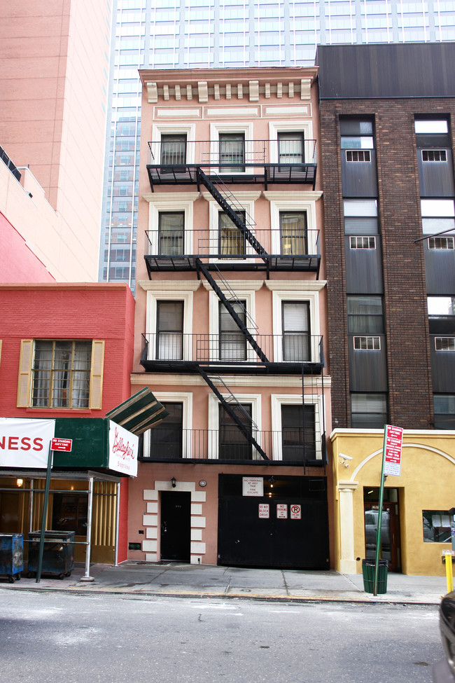 234 W 52nd St in New York, NY - Foto de edificio - Building Photo