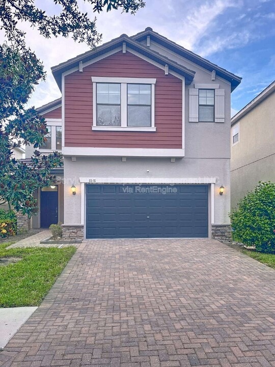 1016 Oliveto Verdi Ct in Brandon, FL - Building Photo