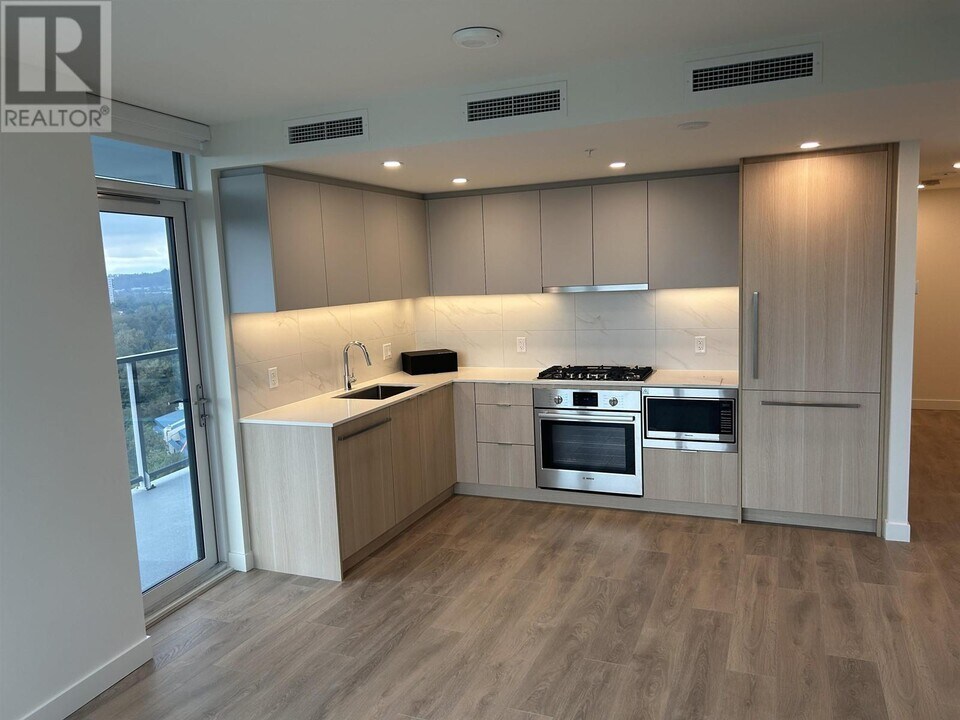 308 Alderson Ave in Coquitlam, BC - Building Photo