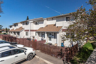 420 Clareview Rd NW in Edmonton, AB - Building Photo - Building Photo