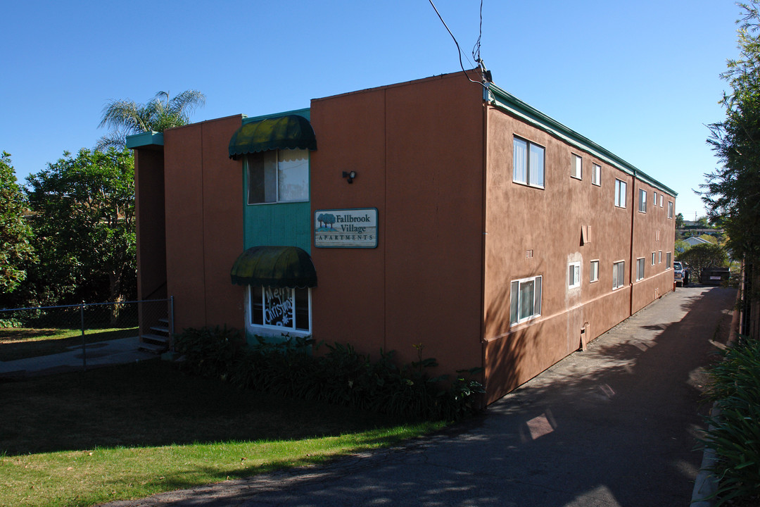 713 E Elder St in Fallbrook, CA - Building Photo