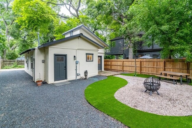 1507 Holly St in Austin, TX - Building Photo - Building Photo