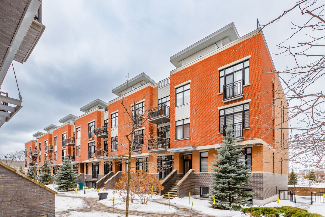 2272 Victoria St in Montréal, QC - Building Photo
