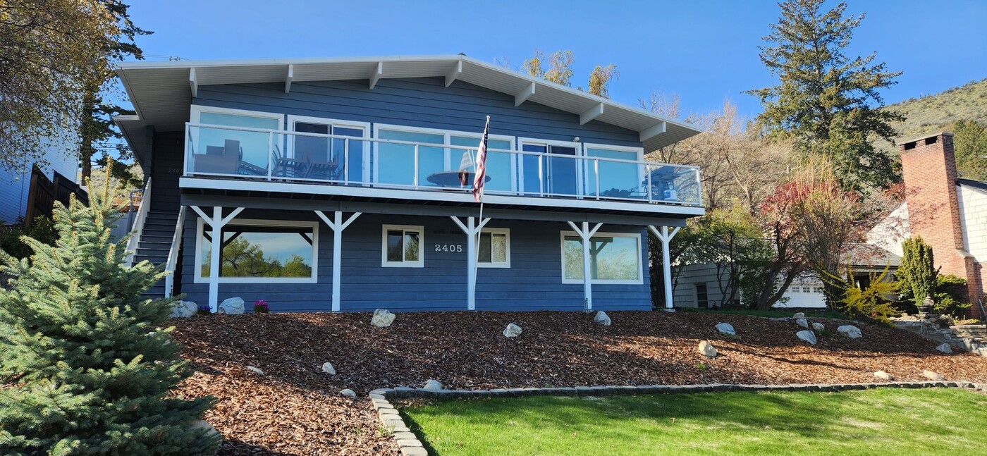 2405 W Woodin Ave in Chelan, WA - Building Photo