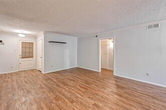 8277 Kingsbrook Rd in Houston, TX - Building Photo - Building Photo