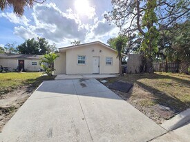 2147 Dodge Ave in Sarasota, FL - Building Photo