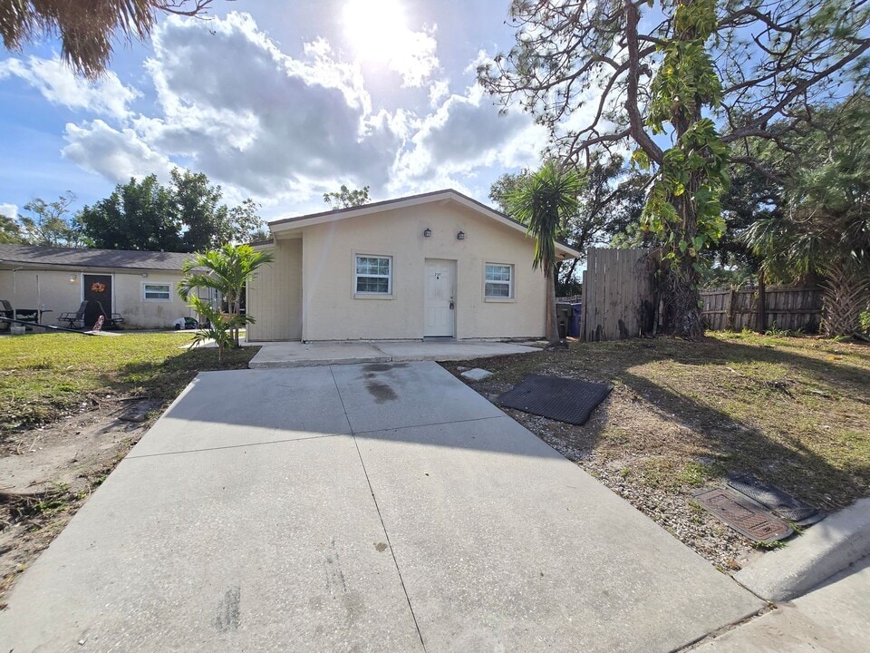 2147 Dodge Ave in Sarasota, FL - Building Photo