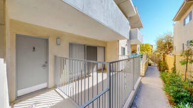 Dorothy Gardens in Los Angeles, CA - Foto de edificio - Building Photo
