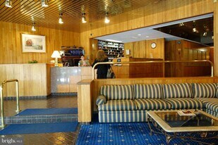 801 N Pitt St in Alexandria, VA - Building Photo