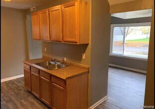 1761 E Evelyn Ave in Hazel Park, MI - Building Photo - Building Photo