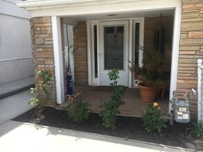 61 Indiana Ave, Unit upper in Long Beach, NY - Foto de edificio - Building Photo