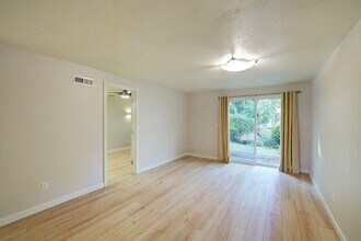 10407 NE 115th Pl in Kirkland, WA - Building Photo - Building Photo