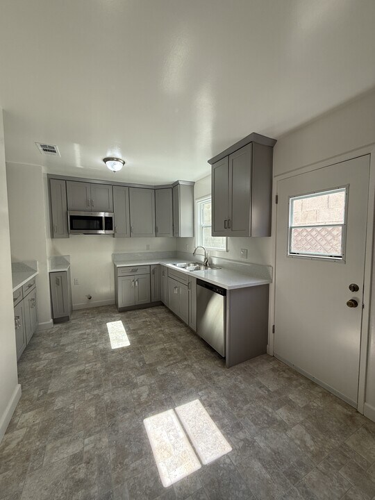 2659 Montrose Ave in Montrose, CA - Building Photo