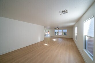 504 Lacabana Beach Drive in Las Vegas, NV - Building Photo - Building Photo