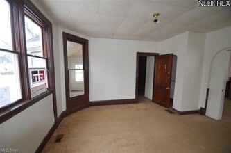 1335 W 3rd St, Unit apt 3 upper front in Ashtabula, OH - Building Photo - Building Photo