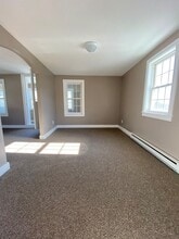 7 Kosmas St, Unit 2 in Webster, MA - Foto de edificio - Building Photo