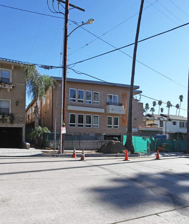 2020 Dracena Dr in Los Angeles, CA - Foto de edificio