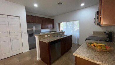 6010 Woodlands Blvd in Tamarac, FL - Building Photo - Building Photo