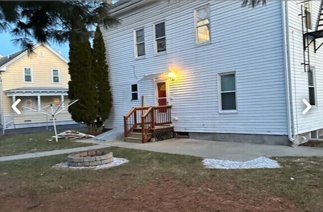 67 Hope St in Lincoln, RI - Foto de edificio - Building Photo