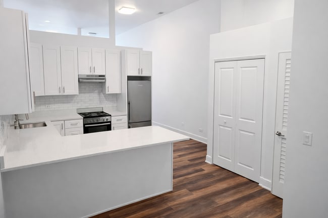 1533 N Western Ave, Unit 1 in Chicago, IL - Building Photo - Building Photo