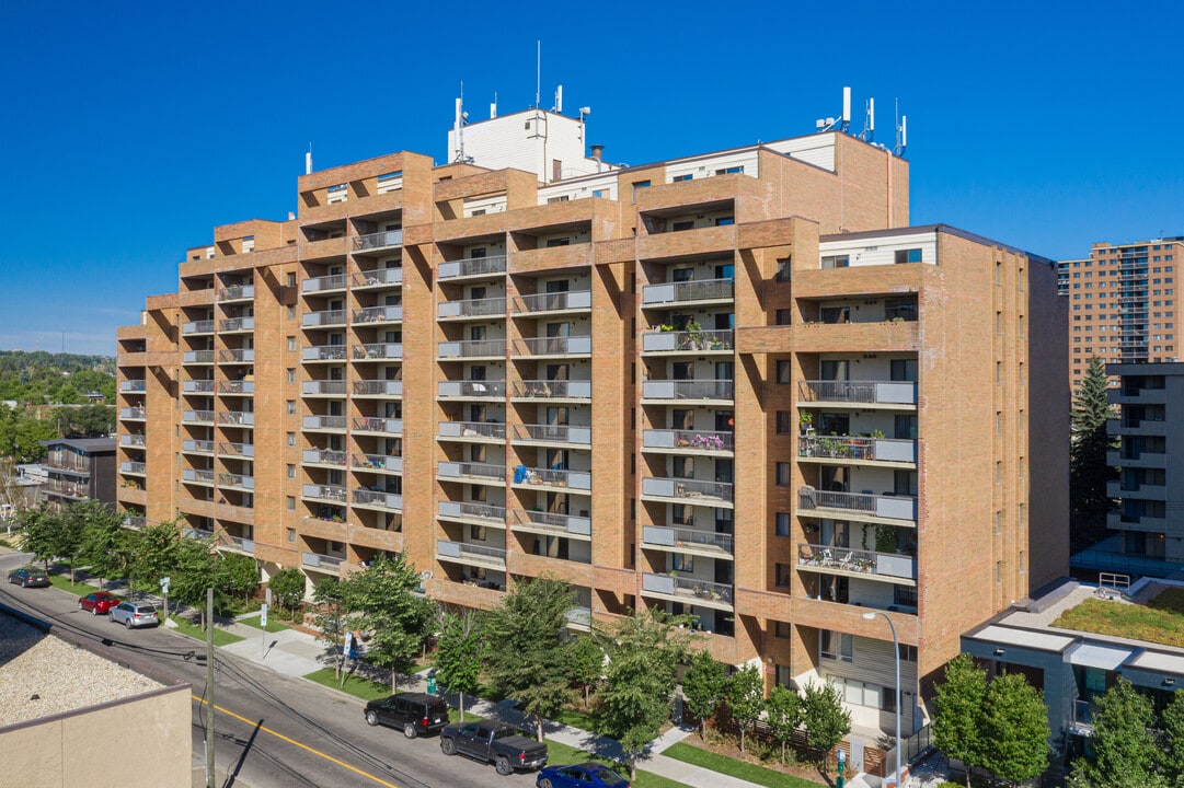 Royal View Apartments in Calgary, AB - Building Photo