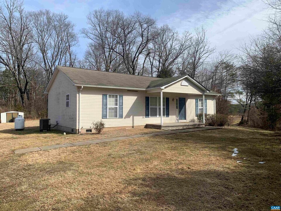 7075 Maudes Ln in Gordonsville, VA - Building Photo