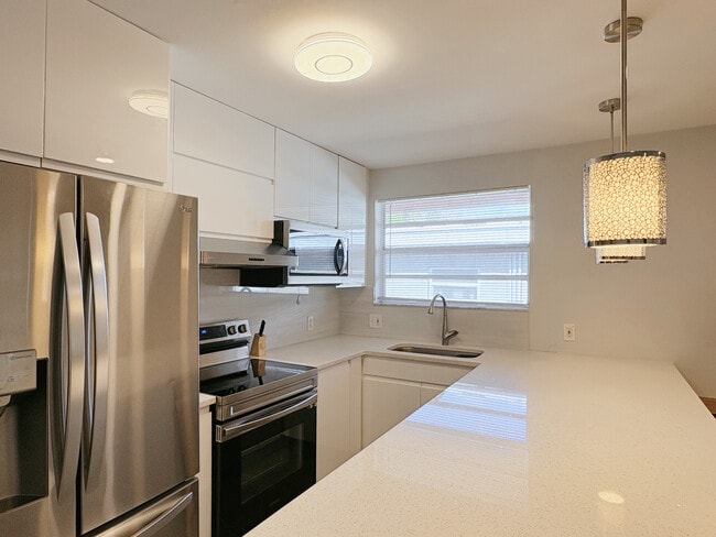 724 NE 3rd St in Hallandale Beach, FL - Building Photo - Building Photo