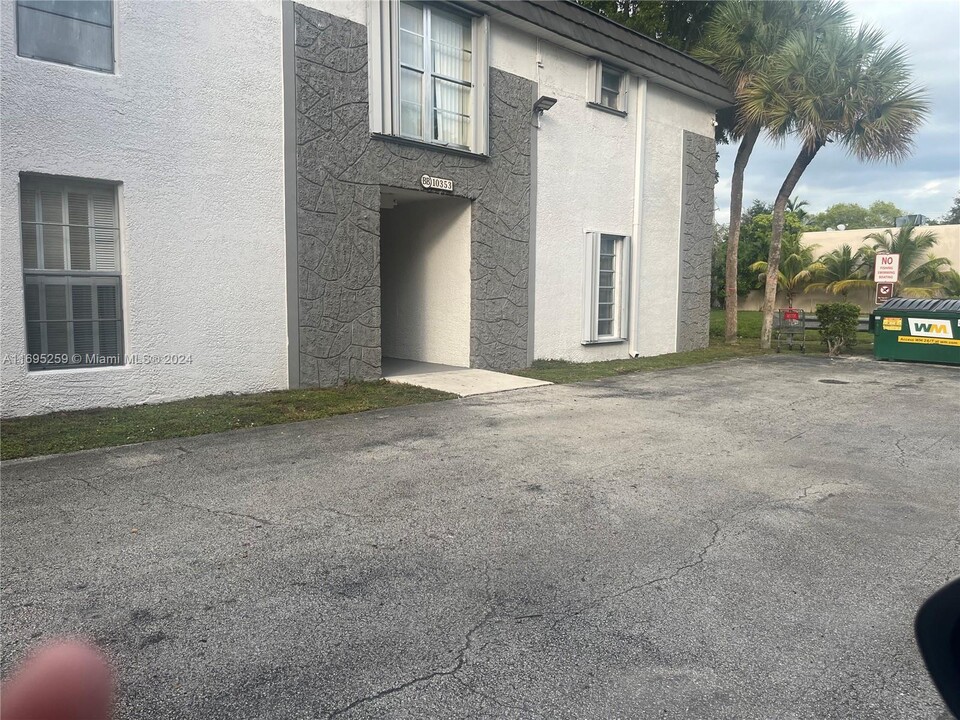 10391 N Kendall Dr in Miami, FL - Building Photo