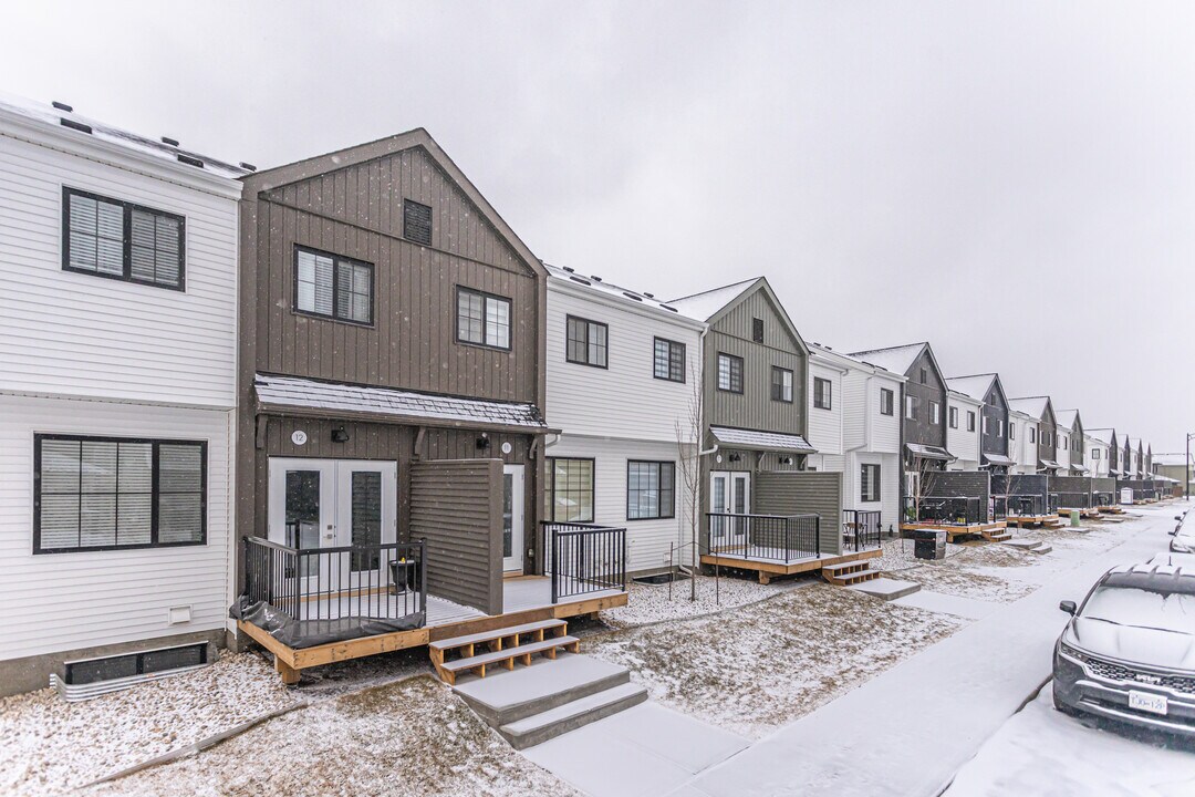 Cahsman Crescent Townhomes in Edmonton, AB - Building Photo