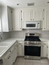 23832 Calvert St in Los Angeles, CA - Building Photo - Building Photo