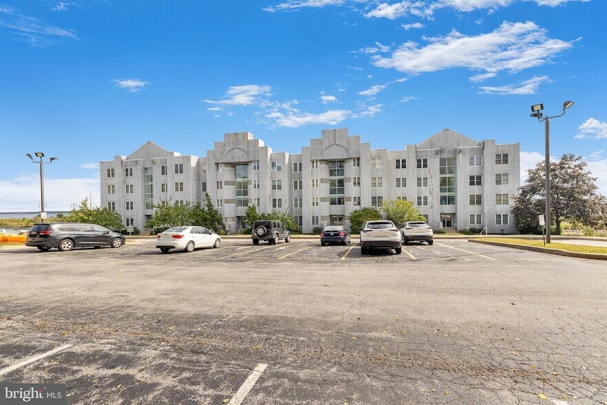 5213 Le Parc Dr, Unit 4 in Wilmington, DE - Building Photo
