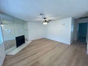 725 Rock Springs Dr in Las Vegas, NV - Building Photo - Building Photo