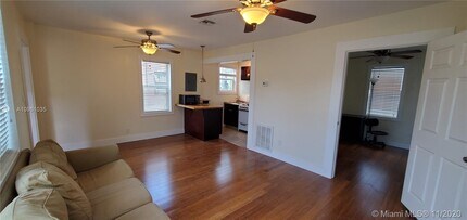 1610 NW 8th Terrace-Unit -4 in Miami, FL - Building Photo - Building Photo