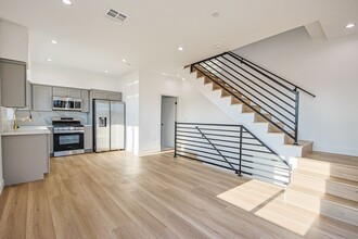 11443 Hatteras St in Los Angeles, CA - Foto de edificio - Building Photo