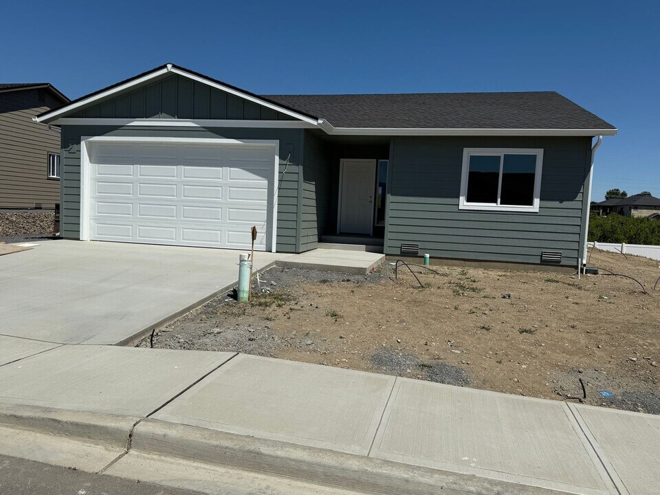 345 S Newton Ave in East Wenatchee, WA - Building Photo