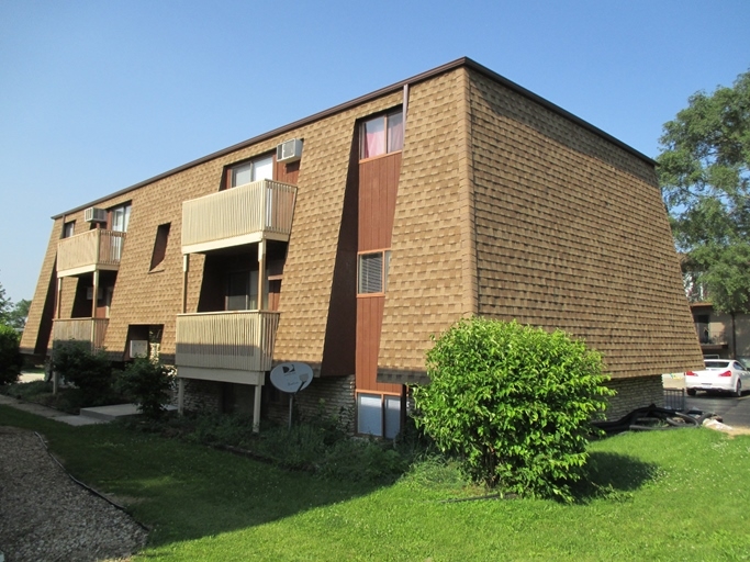 527 Pasadena Ave in Crest Hill, IL - Building Photo