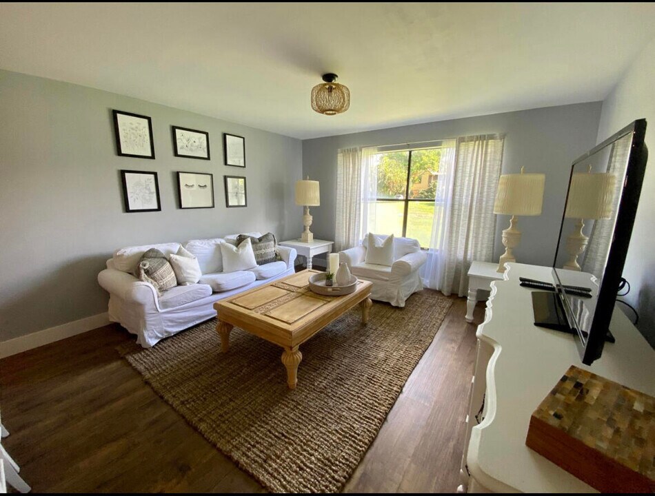 13055 Albright Ct in Wellington, FL - Building Photo