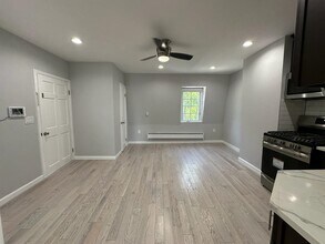 376 Forrest St, Unit 3 in Jersey City, NJ - Building Photo - Building Photo