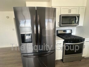 1608 W Sunnyview Ave in Visalia, CA - Building Photo - Building Photo