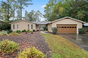 4040 Summit Dr in Marietta, GA - Building Photo