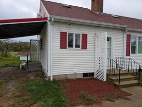 482 Plain Hill Rd, Unit Left unit in Norwich, CT - Building Photo - Building Photo