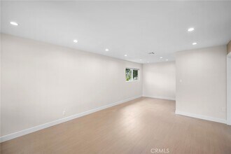 13950 Stagg St in Los Angeles, CA - Building Photo - Building Photo