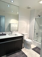 7857 W Manchester Ave, Unit 111 in Venice, CA - Foto de edificio - Building Photo